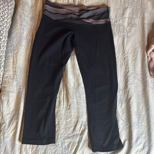 Women’s Lululemon Black and Gray cropped Athletic Leggings size 6